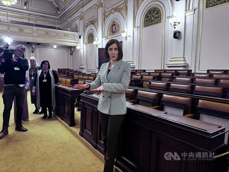 捷克众议院8日开放民众参观，众院议长艾达莫娃（Markéta Pekarová Adamová）亲自导览并回答民众提问。中央社记者刘郁葶布拉格摄  113年5月8日