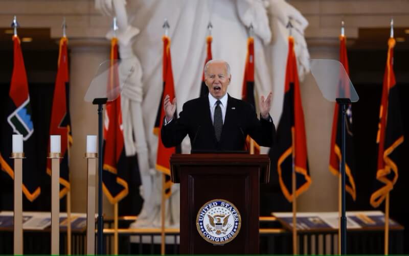 美國總統拜登7日在一場大屠殺紀念儀式上發表談話。（路透社）