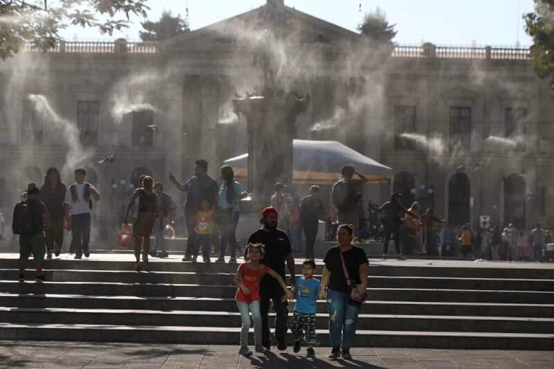 薩爾瓦多一個廣場透過系統噴水緩解熱浪引起的高溫。（路透社）