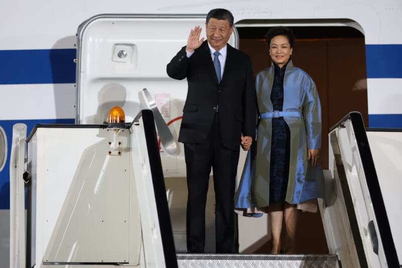 中國國家主席習近平（左）7日抵達塞爾維亞。（路透社）