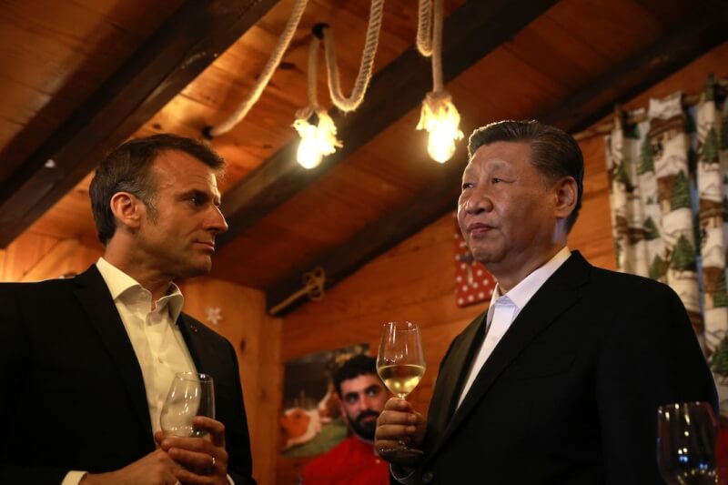 法國總統馬克宏（左）和中國國家主席習近平（右）7日在庇里牛斯山圖馬雷山口一家餐廳享用飲品。（路透社）