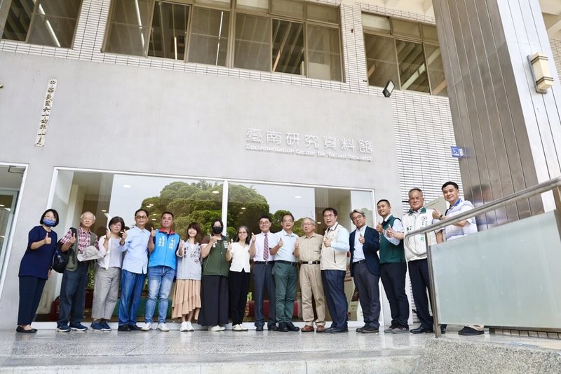 台南研究資料館8日在台南市立圖書館公園總館揭牌，今年適逢「台南400」，市長黃偉哲（右5）期許台南文化與世界交流接軌。（台南市政府提供）中央社記者張榮祥台南傳真  113年5月8日