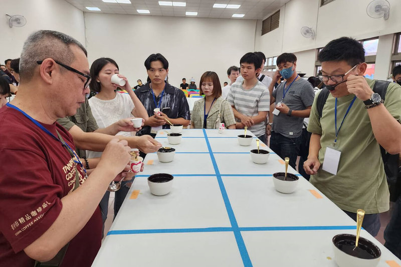 台南市東山區農會8日舉行國產精品咖啡媒合會，與會業者仔細品嚐東山咖啡風味。（台南市政府提供）中央社記者楊思瑞台南傳真  113年5月8日