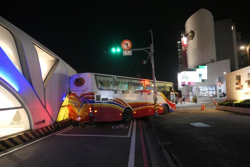 台中市沙鹿區7日晚間發生遊覽車不明原因失去動力而向後滑行，先撞擊1輛自小客車，再撞擊公車專用道站體；警方指出，全案依規定製作相關資料後，移請交通警察大隊分析研判肇事責任。（民眾提供）中央社記者郝雪卿傳真  113年5月8日