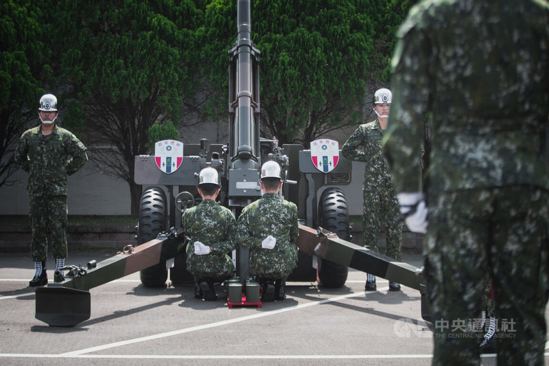 國軍禮砲連將於總統副總統就職典禮致上最高軍禮21聲禮砲，在8日演練中，強調動作一致性及默契。中央社記者游凱翔攝  113年5月8日