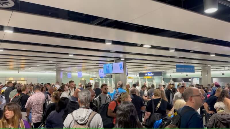英国边境管制系统8日一度故障，图为希斯罗机场民众大排长龙等待通关。（Sam Morter/via 路透社）