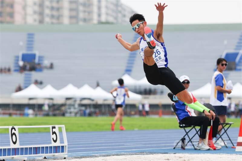 田徑跳遠好手林昱堂（前）8日在113年全大運公開男生組田徑跳遠決賽出賽，以7公尺78的成績摘下金牌。中央社記者王騰毅攝 113年5月8日