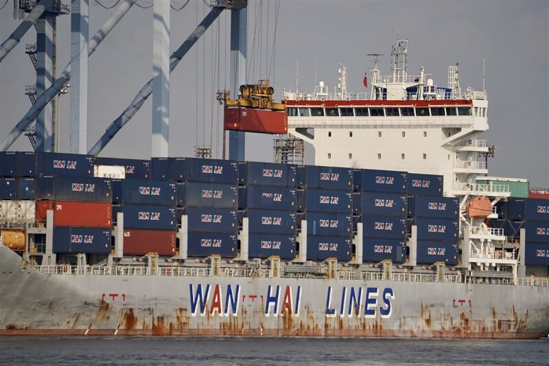 圖為停靠高雄港區卸貨的萬海航運貨櫃船。（中央社檔案照片）