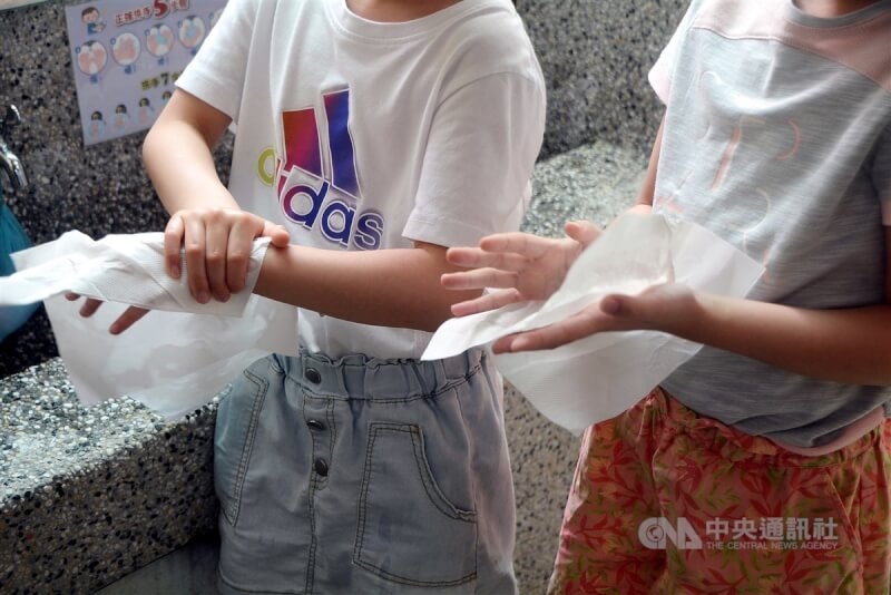 圖為板橋江翠國小幼兒園幼童洗完手擦拭情形。（中央社檔案照片）