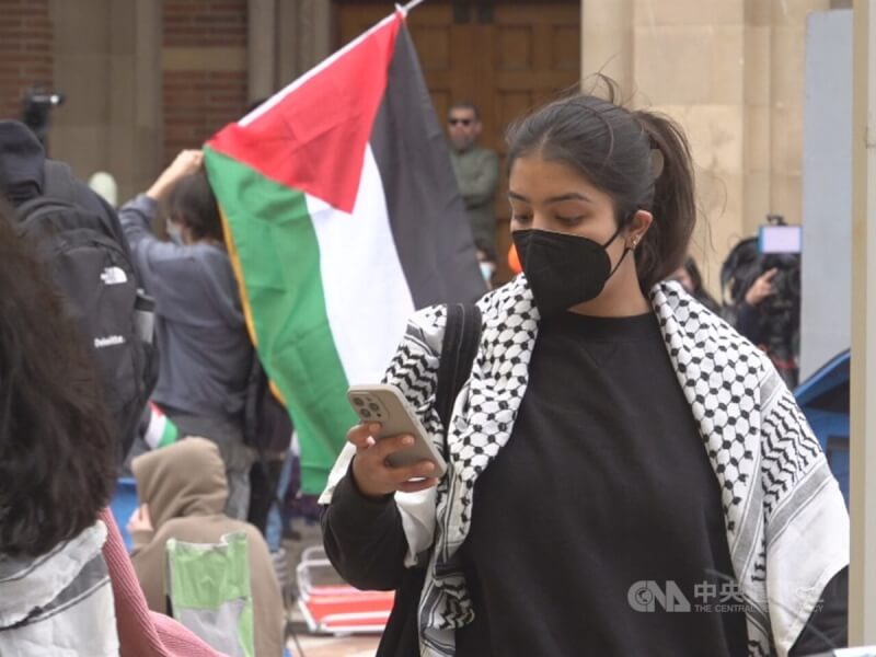 美國大學校園掀起支持巴勒斯坦的學生運動，多數參與示威活動的學生都戴上口罩，以匿名的方式參與。照片攝於4月25日，警方清場前一週。中央社記者林宏翰洛杉磯攝 113年5月8日