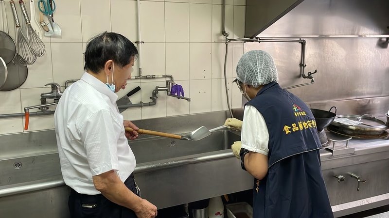 新北市土城區裕德國際學校師生到台中市進行食農教育，用餐後疑似出現食物中毒，台中市食安處8日派員前往作業場所稽查，並令業者暫停供餐。（台中市政府提供）中央社記者郝雪卿傳真 113年5月8日