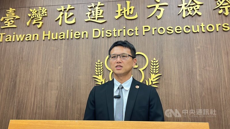 台鐵太魯閣號事故列車112年發現遺骨,家屬向台鐵提出清查事故地大清水隧道,再尋獲37件疑似罹難者遺骨及遺物,花蓮地檢署主任檢察官蔡勝浩(圖)8日說明,逾20件遺骨檢視比對與11名罹難者身分相符,將協助發還給家屬。中央社記者張祈攝 113年5月8日