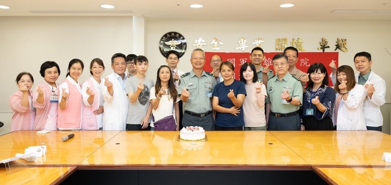 國軍高雄總醫院8日舉辦母親節慶祝茶會,方姓婦人(前左7)因肝癌及肝硬化且腹水嚴重,接受大兒子孝心捐肝,目前身體復原狀況良好,她開心表示,「這是最好的母親節禮物」。(國軍高雄總醫院提供)中央社記者洪學廣傳真 113年5月8日