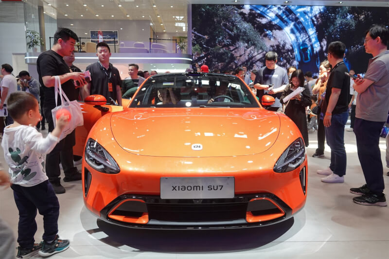 民眾3日在北京國際車展上參觀小米汽車SU7電動車。（中新社）