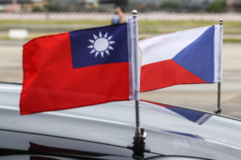 外交部8日表示，台灣與捷克政府不曾將雙方簽署的備忘錄約文對外公開，雙方政府規劃將合作內容與進度適時適度對外說明，但並非公布約本。圖為台灣與捷克國旗。（中央社檔案照片）