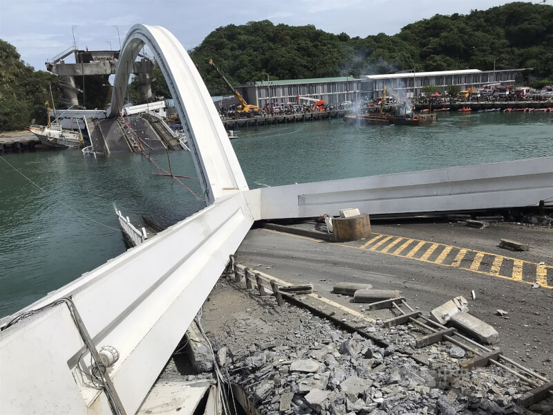 宜兰县南方澳跨港大桥1日发生坍塌意外，造成油罐车、多艘渔船受损及民众落海。（中央社档案照片）