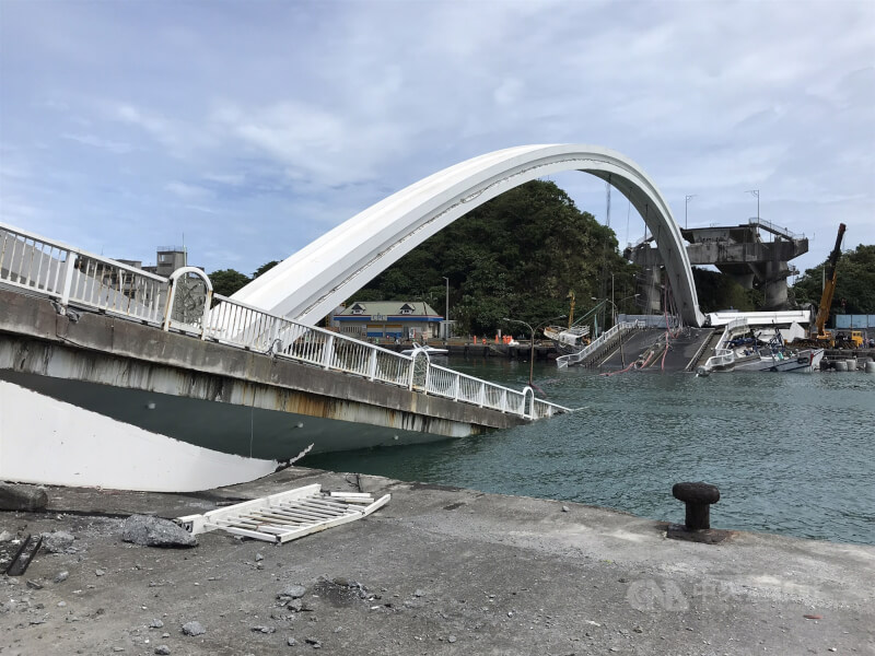 宜兰县南方澳跨港大桥2019年发生坍塌意外，造成油罐车压毁、多艘渔船受损及民众落海。（中央社档案照片）