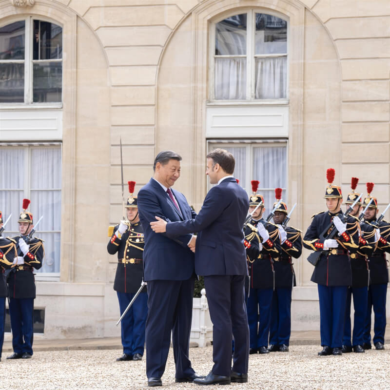 中國國家主席習近平（前左）6日抵達法國，與法國總統馬克宏（前右）會面。（圖取自twitter.com/EmmanuelMacron）
