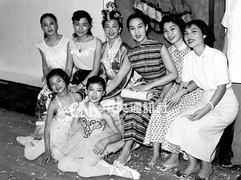 韩国舞蹈家赵勇子（后排左4）与蔡瑞月（后排左3）及学生合影。中央社记者秦炳炎摄 1957年5月9日