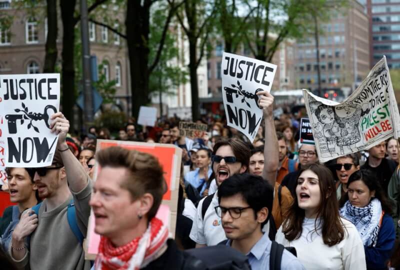 荷蘭阿姆斯特丹大學學生和職員7日參與遊行，抗議以色列和哈瑪斯不斷在加薩發生衝突。（路透社）