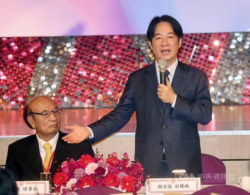 工總第13屆第1次理監事聯席會議8日在台北舉行，副總統賴清德（右）出席致詞。中央社記者張皓安攝  113年5月8日