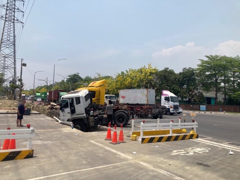 高雄市小港區沿海二路與世全路口8日發生擦撞車禍，64歲陳姓男子駕駛曳引車為閃避車輛撞上中間車道曳引車，並一路衝到路邊工程溝渠內，雙方駕駛皆輕微擦傷。（高市小港警分局提供）中央社記者洪學廣傳真  113年5月9日