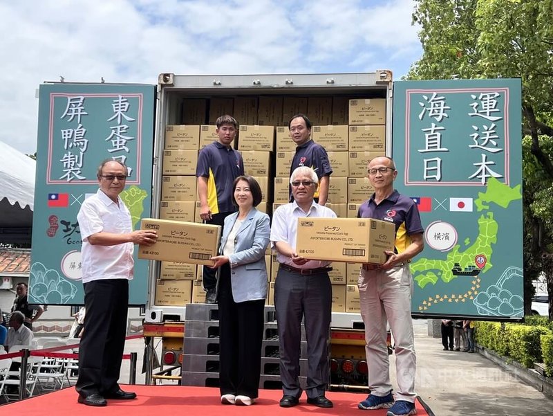 屏東縣政府攜手浤良食品參加東京國際食品展，順利談成訂單，9日舉行皮蛋外銷日本封櫃儀式，屏東縣長周春米（前左2）及浤良食品總經理歐陵合（前左）出席。中央社記者李卉婷攝  113年5月9日