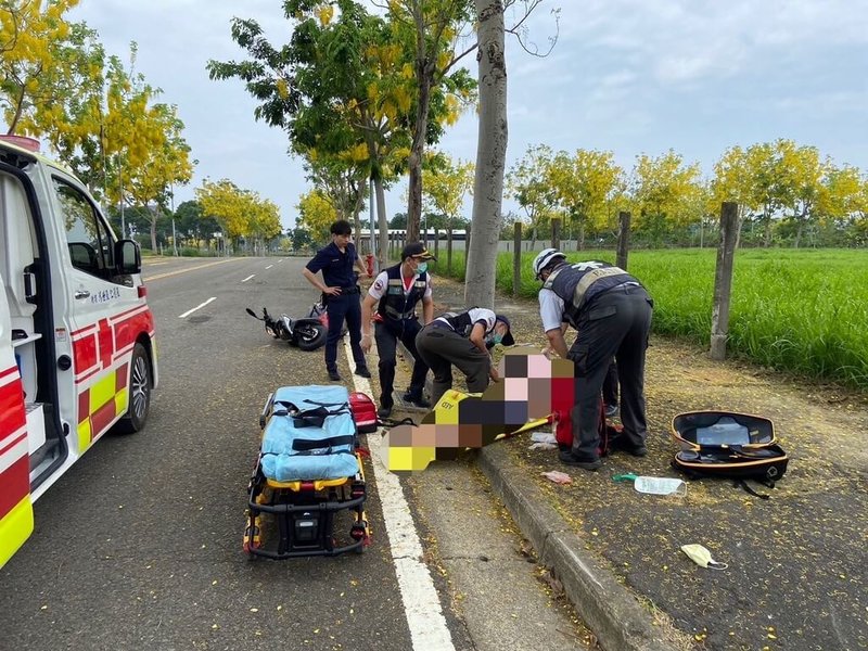 69歲陳姓男子9日上午騎車行經高雄市橋頭區一處路口時自摔倒地，疑未戴安全帽造成頭部受創，經送醫搶救不治；警方表示，初步研判陳男沒有酒駕，肇事原因尚待調查。（高雄市警察局岡山分局提供）中央社記者張已亷傳真  113年5月9日