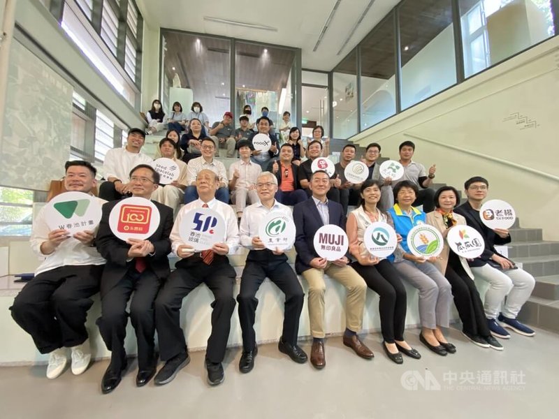 台灣無印良品9日在新竹市「春室 GLASS STUDIO」舉辦記者會,與春池玻璃共同宣布玻璃容器包裝回收再生成績外,也分享在永續發展目標(SDGs)的經驗與成果。中央社記者魯鋼駿攝 113年5月9日