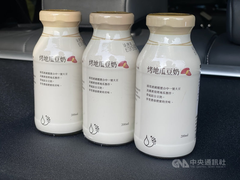 台灣無印良品與新竹春池玻璃2022年開始合作，展開回收再生服務，當年回收1萬3000公斤玻璃瓶，並將回收玻璃再製成豆奶產品容器。中央社記者魯鋼駿攝  113年5月9日