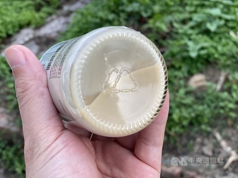 台灣無印良品與新竹春池玻璃2022年起展開合作,將玻璃容器回收後再生製成新的玻璃瓶,減少碳排放。圖為無印良品豆奶產品容器,底部的圖樣代表是春池玻璃製作的再生玻璃瓶。中央社記者魯鋼駿攝 113年5月9日