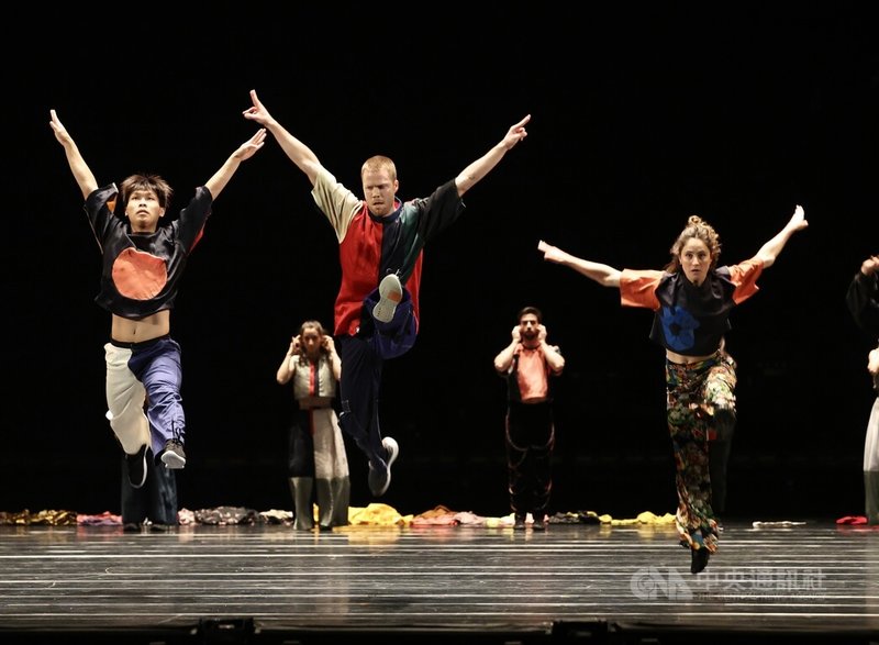 台灣舞蹈空間舞團和德國海德堡舞蹈劇場跨國共製「火鳥．春之祭」，用現代視角詮釋舞作，讓經典持續，9日舉行彩排記者會，台德多名舞者聯手帶來演出。中央社記者張皓安攝  113年5月9日