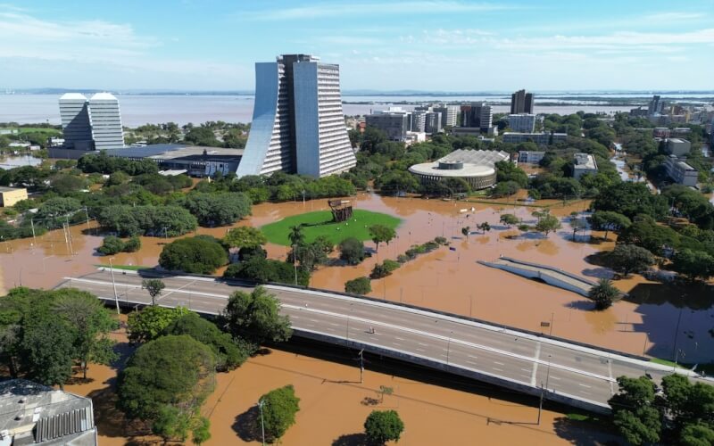 巴西南部南大河州首府快樂港街道7日遭洪水淹沒。（路透社）