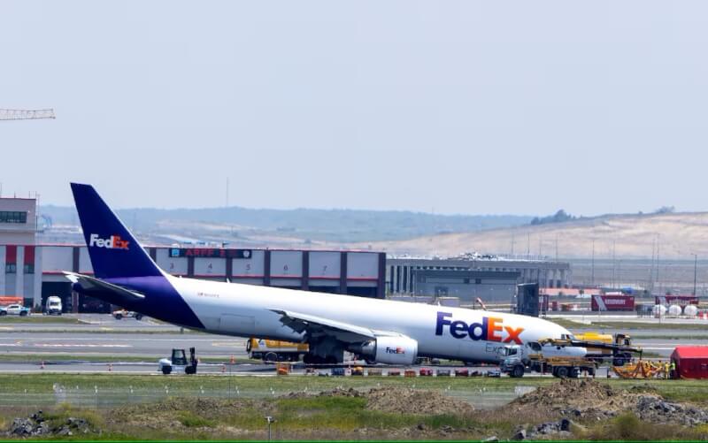 FedEx一架波音767型貨機8日在未打開前起落架的情況下降落伊斯坦堡機場，無人受傷。（路透社）