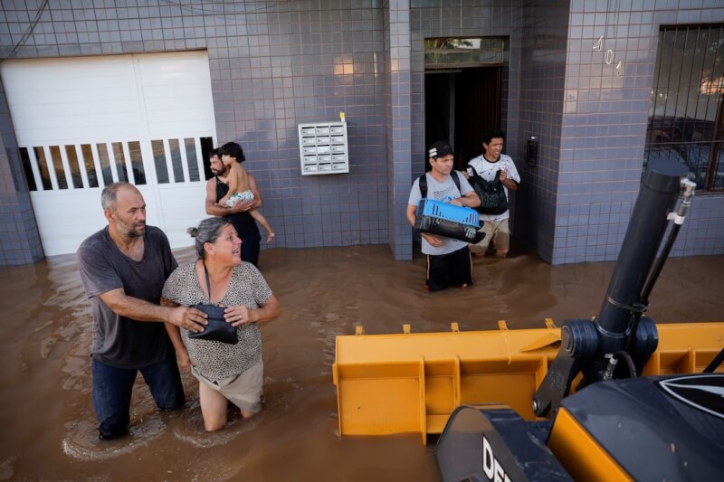 巴西南大河州灾民7日从住家撤离。（路透社）