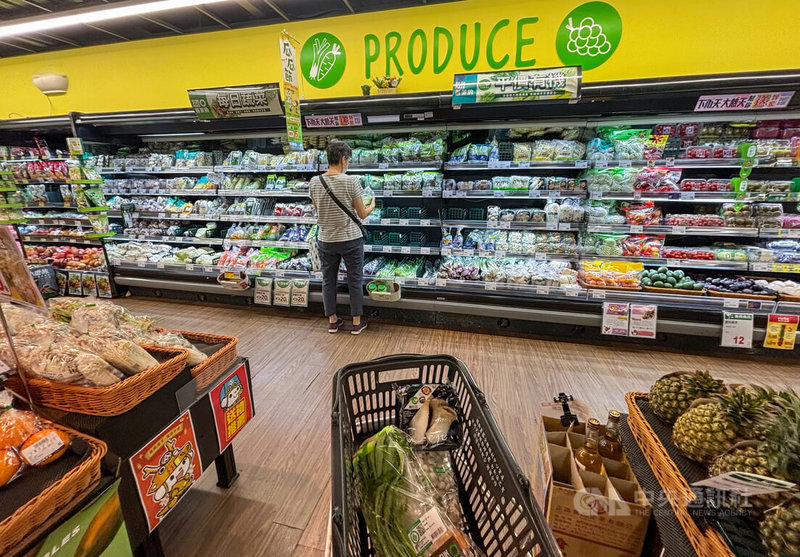衛生福利部食品藥物管理署9日公布1至2月市售蔬果農藥殘留監測結果，合格率87.9%，88件不符合。圖為新北市一家全聯的蔬果區。中央社記者吳家昇攝  113年5月9日