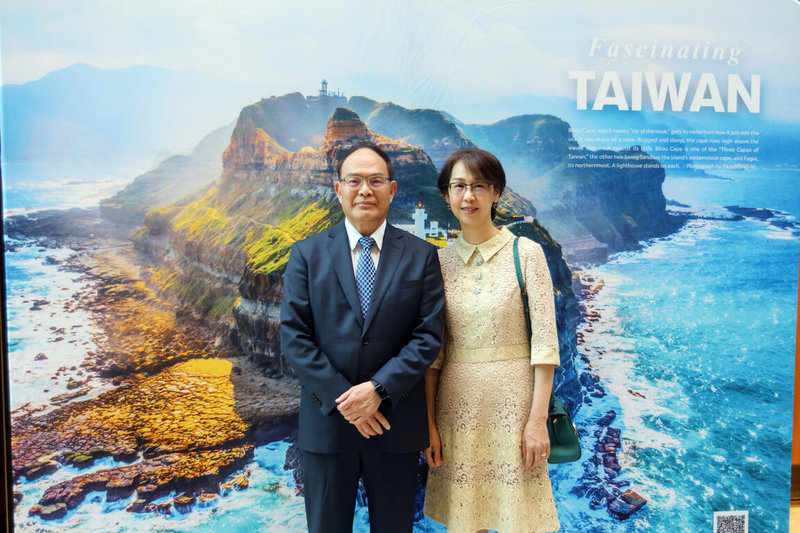 驻加拿大代表处曾厚仁大使（左）与夫人吕玉玲，共同主持代表处年度「台湾之夜」活动。（驻加代表处提供）中央社记者胡玉立多伦多传真 113年5月9日