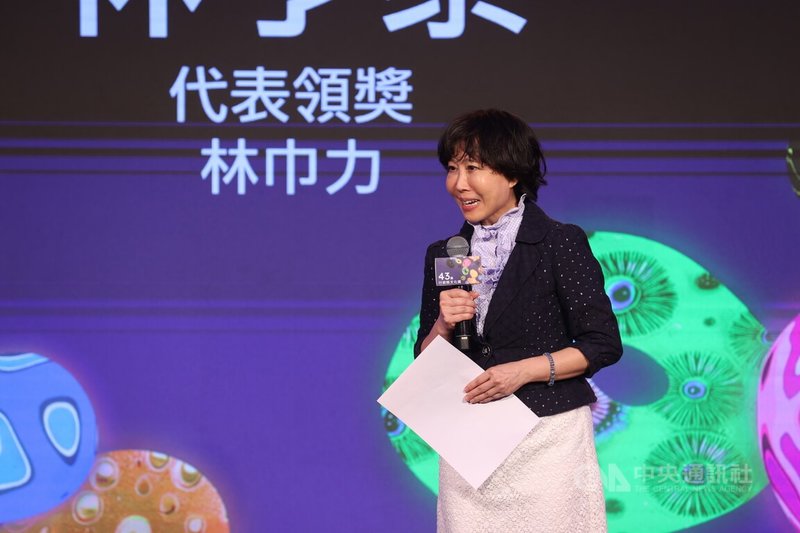 第43屆行政院文化獎頒獎典禮9日在台北隆重舉行,代替已故父親、一代詩人林亨泰領獎的林巾力(圖)表示,父親就是他自稱的「跨越語言的一代」,「文學透過文字表達所思所想,父親除了創作,也窮盡生命與時間,去做到語言的跨越」。中央社記者鄭清元攝 113年5月9日