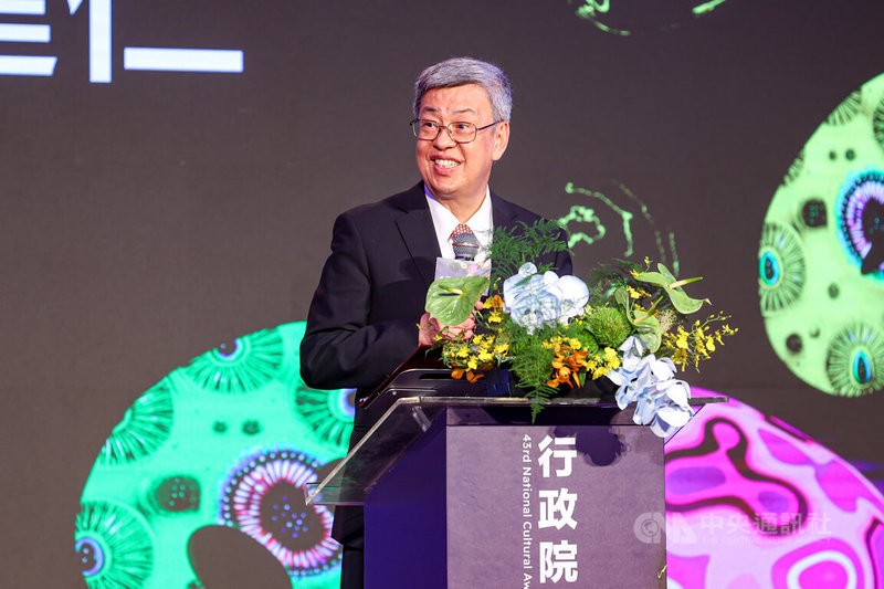 第43屆行政院文化獎頒獎典禮9日在台北登場,行政院長陳建仁(圖)致詞表示,「我們核定了4年新台幣100億的黑潮計畫,還有6年160億的歷史與文化資產維護發展計畫等等,希望透過文化資產的維護,保存跟創新與推廣,深化台灣文化產業」。中央社記者鄭清元攝 113年5月9日