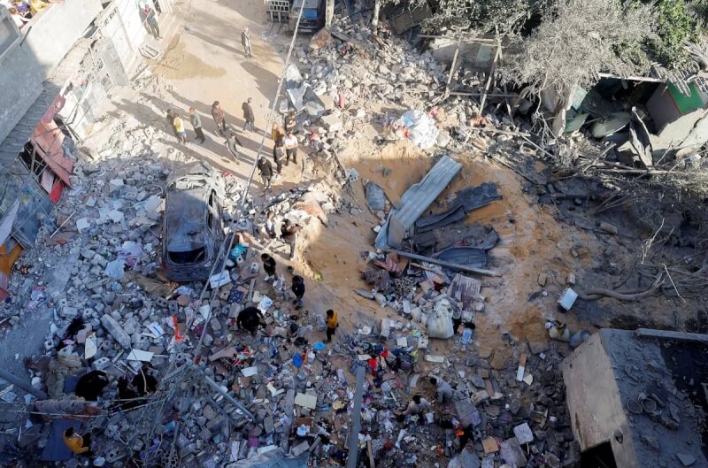 巴勒斯坦民眾8日在加薩南部邊境城市拉法檢查被襲擊後的房屋狀況。（路透社）