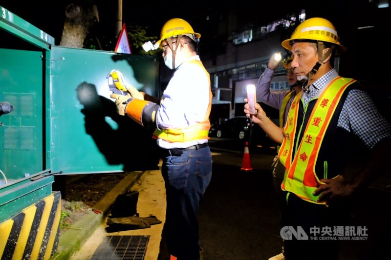 台電桃園區營業處長黃志榮（右）6日晚間率領工作班員進行巡視及檢測。（中央社檔案照片）