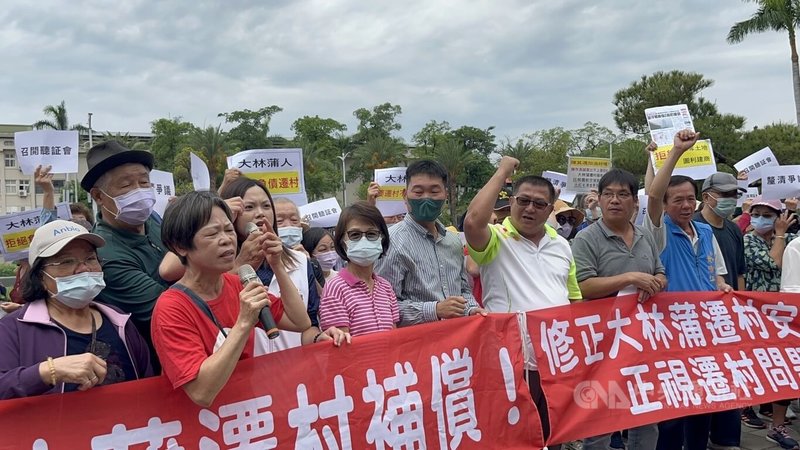 大林蒲百餘名居民9日至高雄市議會陳情，居民強調遷村方案不合理，居民會負債遷村，要求市府修改大林蒲遷村計畫草案、召開聽證會。中央社記者林巧璉攝  113年5月9日