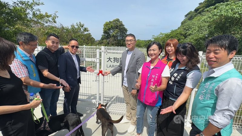 基隆市政府在暖暖運動公園打造「暖暖寵物公園」9日開幕，基隆市長謝國樑（右5）和基隆市議會議長童子瑋（左4）等人，一同開啟大狗區出入口。中央社記者王朝鈺攝 113年5月9日