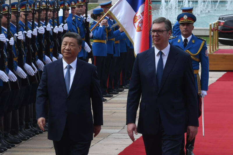 塞爾維亞總統武契奇（前右）8日為中國國家主席習近平（前左）舉行歡迎儀式。（圖取自facebook.com/buducnostsrbijeavucic）