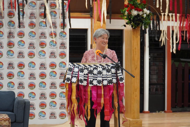 澳洲外交部長黃英賢8日訪問太平洋島國吐瓦魯。（圖取自twitter.com/SenatorWong）