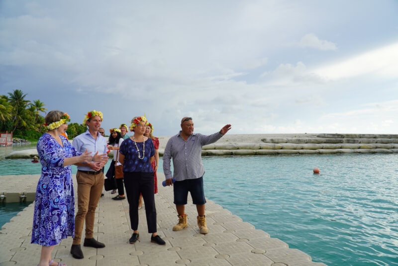 澳洲外交部長黃英賢（前右2）訪吐瓦魯，8日表示將提供金援協助打造海底電纜及填海計畫。（圖取自twitter.com/SenatorWong）