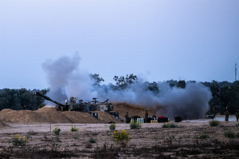 8日以色列砲兵對加薩南部發動攻擊。（安納杜魯新聞社）
