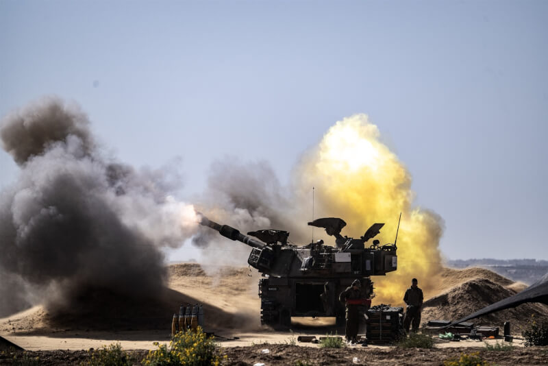 8日以色列砲兵对加萨南部发动攻击。（安纳杜鲁新闻社）