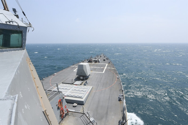 根據美國海軍，第七艦隊勃克級導向飛彈驅逐艦海西號8日例行性通過台灣海峽。（圖取自facebook.com/7thfleet）