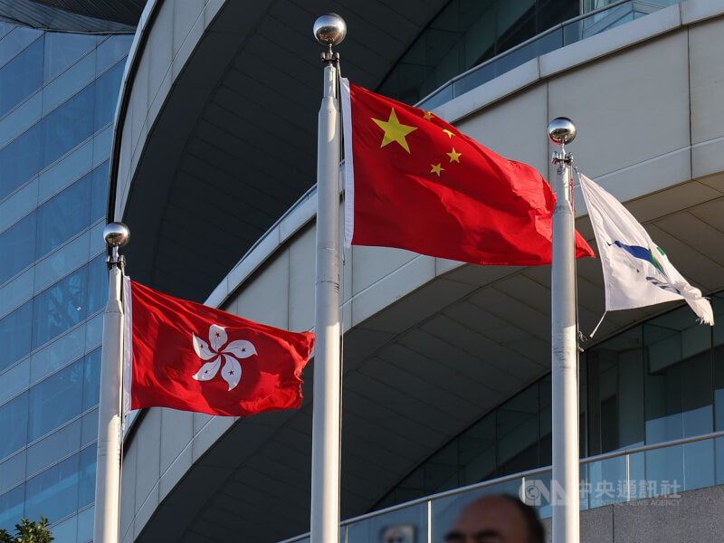 香港金紫荊廣場上飄揚的香港特別行政區區旗和中華人民共和國國旗。（中央社檔案照片）